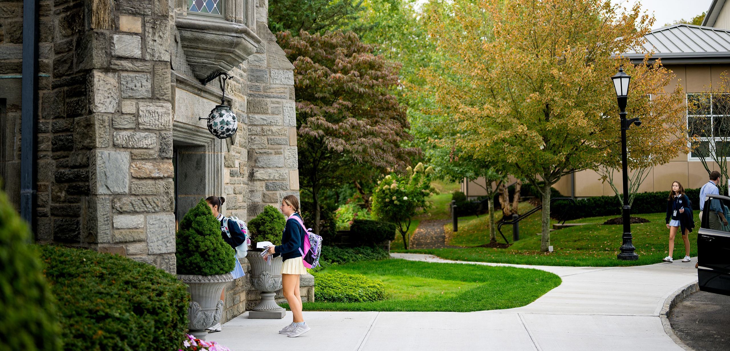 Students walking into the mansion